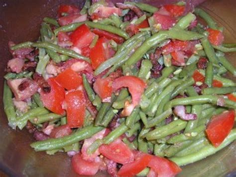 Salade de haricots verts avec lardons et tomates