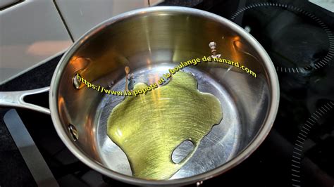 Ébullition lente d'une demi-glace dans une casserole