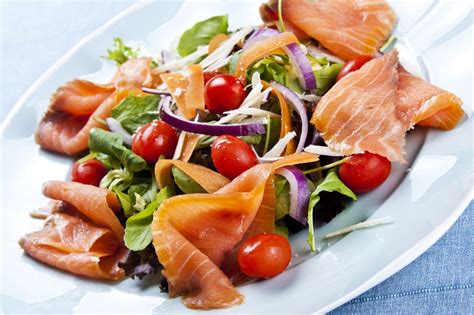 Truite fumée sur lit de salade avec fromage blanc
