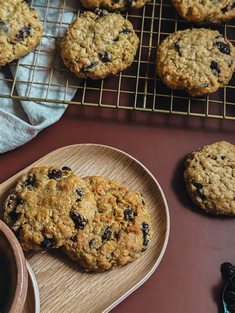 Variété de biscuits à l'avoine avec différents ajouts : raisins secs, pépites de chocolat, noix