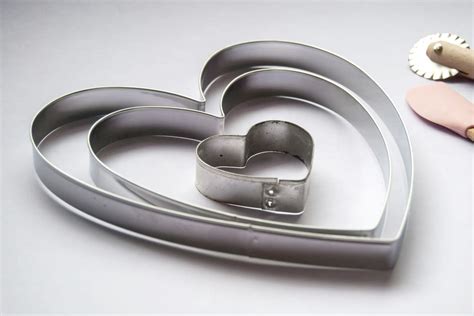 Cercle à pâtisserie découpant des biscuits