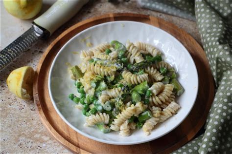 Assiette de pâtes crémeuses aux asperges et petits pois