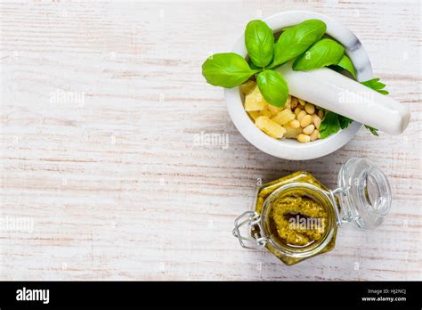 Un mortier traditionnel rempli de basilic frais et de pignons de pin.