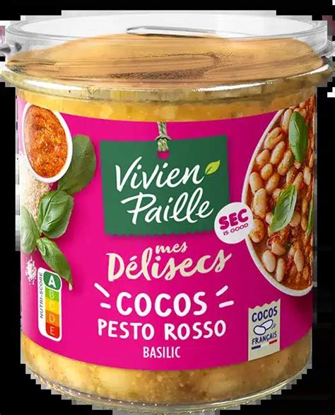 Un bocal de pesto cru et vegan aux couleurs vives.
