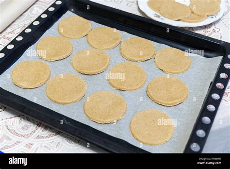 Pain de Gênes sur une plaque de cuisson