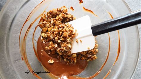 Mélange de chocolat fondu, praliné et gavottes écrasées