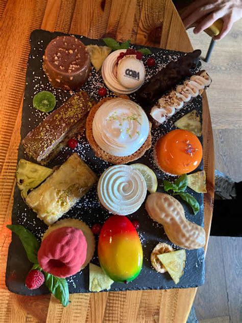 Une sélection de desserts joliment dressés sur des assiettes en ardoise