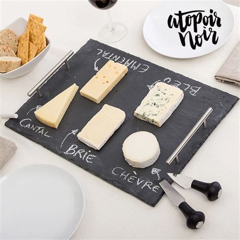 Plateau rectangulaire en ardoise avec une sélection de fromages