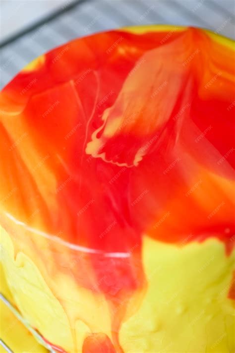 Glaçage miroir jaune sur un gâteau