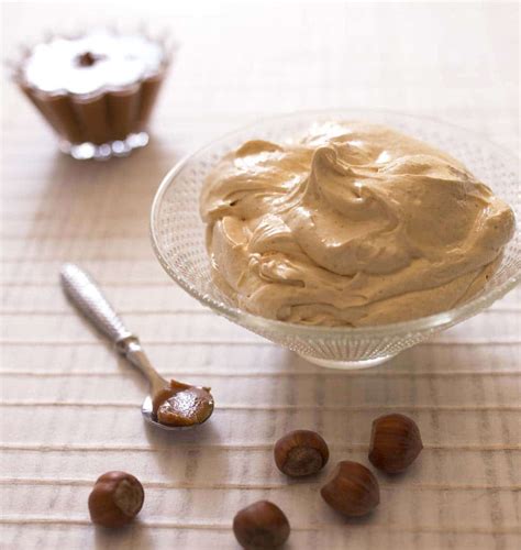 Crème au beurre praliné dans une poche à douille
