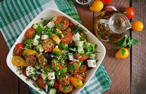 Ingrédients frais pour une salade colorée