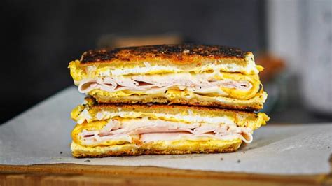 Pain de mie grillé avec du fromage fondu et du jambon