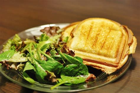 Croque-Monsieur servi avec une salade verte