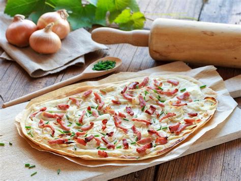 Une planche de tartes flambées coupées en rectangles