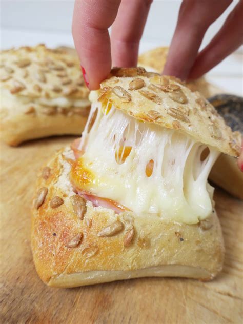 Petits pains garnis d'œufs cocotte