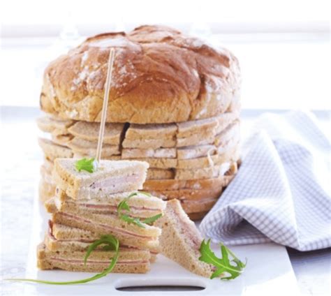 Intérieur d'un petit pain creusé pour la garniture