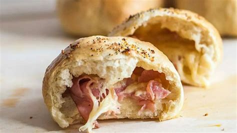 Mélange de jambon, lardons et fromage râpé dans un petit pain