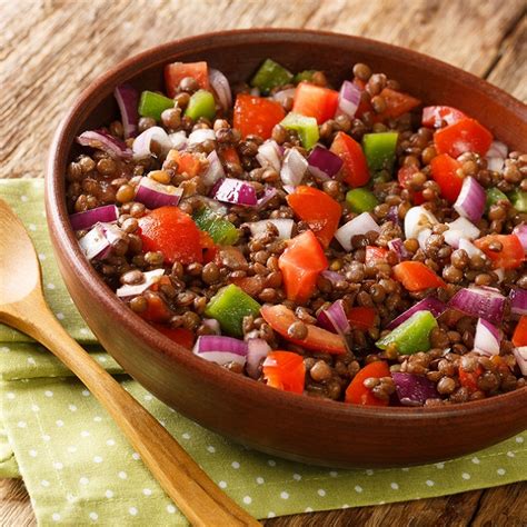 Ingrédients variés pour une salade de lentilles colorée