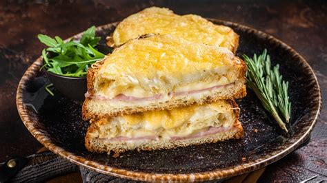 Plancha chaude avec des croque-monsieur en train de dorer
