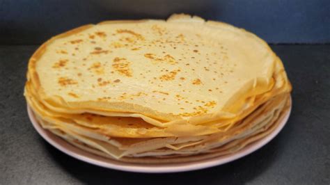 Une plancha chauffée avec de la pâte à crêpes