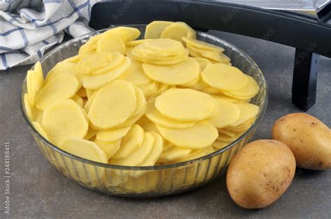 Pommes de terre coupées en rondelles fines