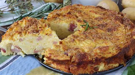 Plat de gâteau de pommes de terre au lard en cours de montage