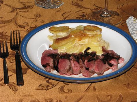 Magret de canard poêlé avec une garniture de fruits et légumes d'automne