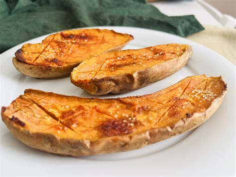 Assortiment de poires caramélisées, patates douces rôties et quartiers de clémentines