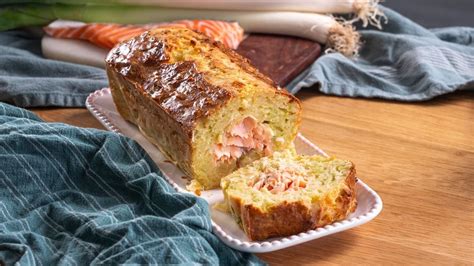 Infographie: étapes de préparation du cake au saumon et poireaux