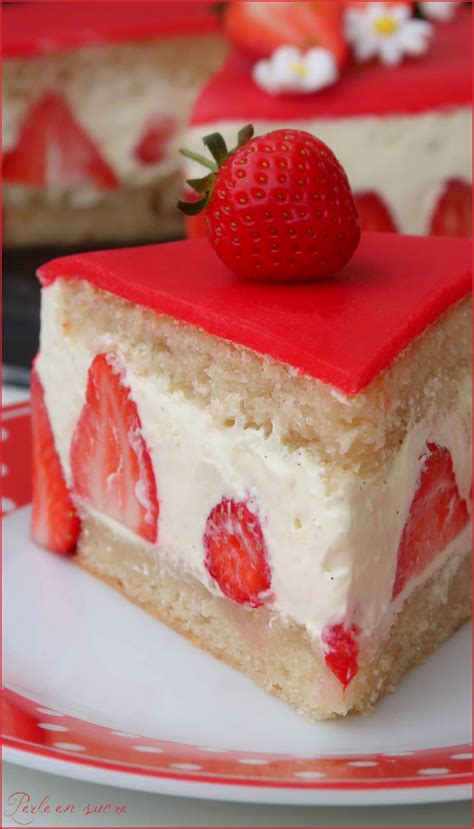 Vue en coupe d'un fraisier vegan montrant les couches de génoise, crème et fraises