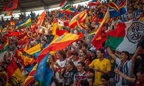 Supporters colorés à un événement sportif