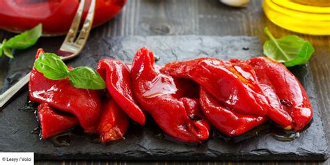 Assiette de grillades avec des poivrons marinés en accompagnement