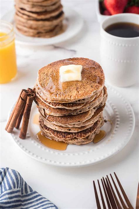 Pile de pancakes conservés au réfrigérateur