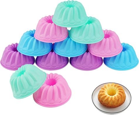 Moule à baba en silicone rempli de pâte