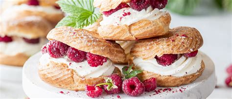 Mini-babà au rhum décoré avec chantilly et framboise