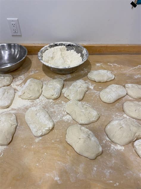 Pâtons de pain dans un fournil