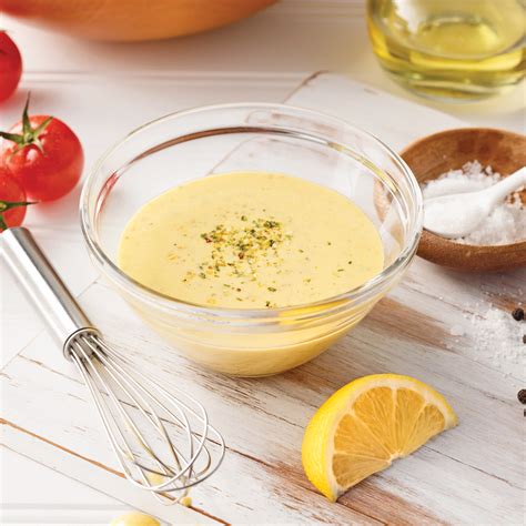 Bol de vinaigrette crémeuse à la moutarde dans un bol