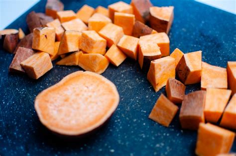 Patates douces coupées en dés et en rondelles