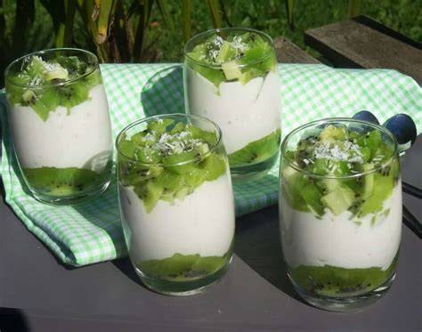 Image de verrines exotiques garnies de kiwis, bananes et coco