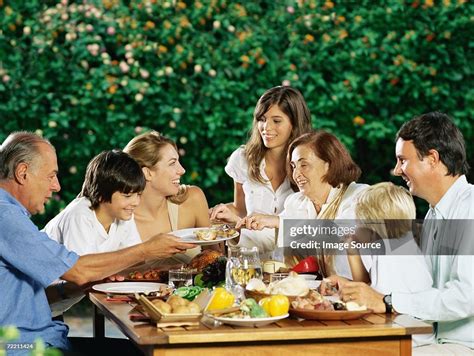 Une famille italienne partageant un repas