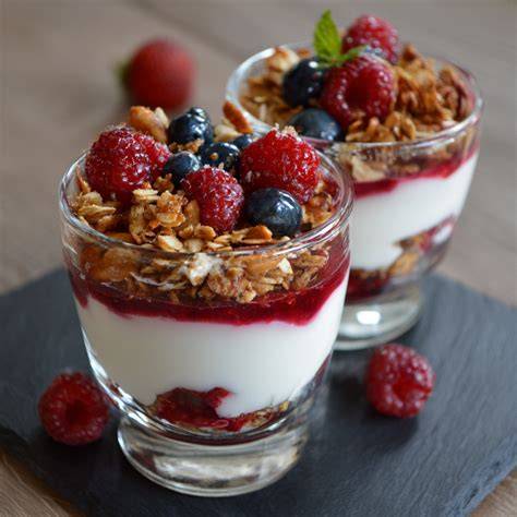 yaourt grec, fruits rouges et tartine émiettée