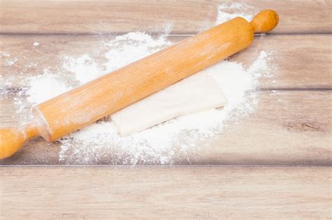 Rouleau à pâtisserie et farine sur une pâte