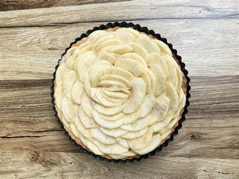 Lamelles de pommes disposées en rosace sur une tarte