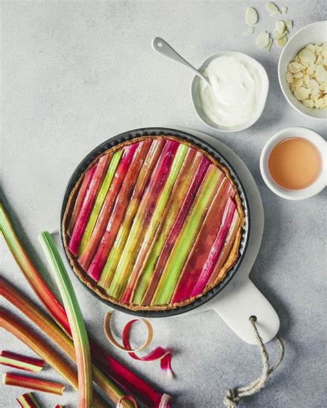 Poêle contenant des tronçons de rhubarbe et des groseilles en cours de cuisson