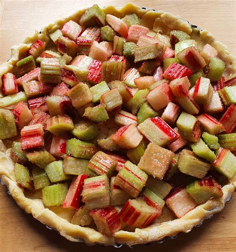 Tarte à la rhubarbe et aux groseilles en cours d'assemblage