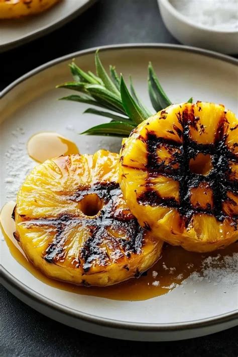 Ananas grillé avec du caramel