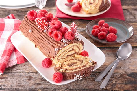 Bûche de Noël décorée avec des fruits