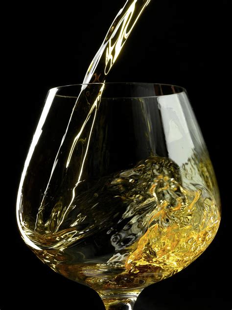 Verser du vin blanc dans la cocotte