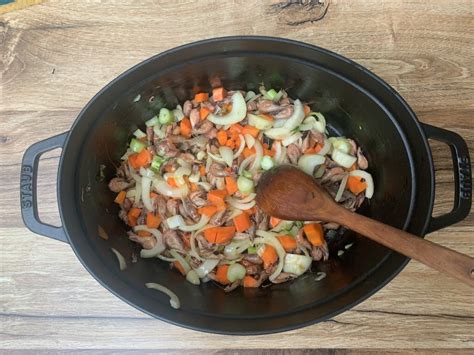 Ajouter les carottes et remuer