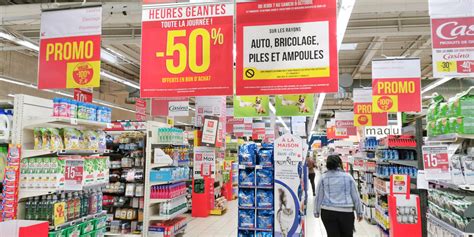 Produits alimentaires divers en promotion dans un supermarché